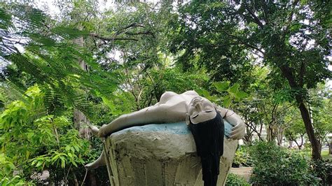 hubad babae|Babaeng Nakahùbót Hubád Inakalang Invisible Siya, Ngunit.
